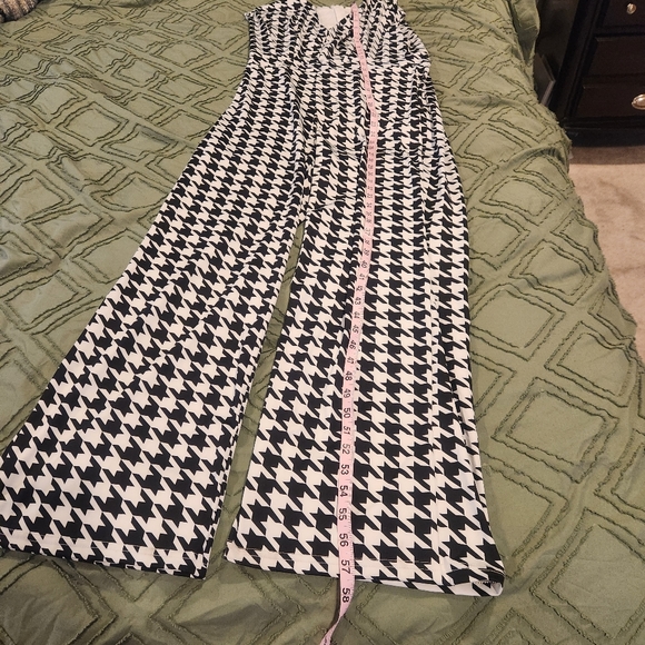 Houndstooth short sleeve black and white jumpsuit. Size Large. Hidden zi… - Picture 2 of 7
